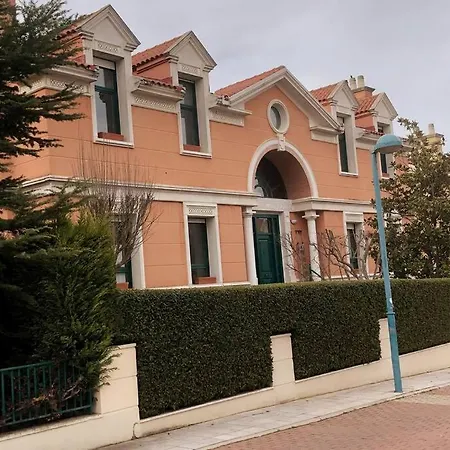 Segunda Planta De Chalet Con Piscina Con Entrada Independiente Holiday home *